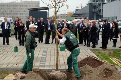 Zur offiziellen Eröffnung des Standortes pflanzte das Unternehmen Bäume auf dem Gelände. (Foto: Ralf Drescher)