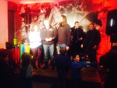 Bei der Eröffnung des "Anstoßes" auf der Bühne mit Vertretern der degewo, des 1. FC Union und Dolmetschern