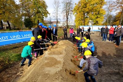 Kinder der nahen Kindertagesstätte "Spreeknirpse" unterstützten beim Spatenstich. Foto: Ralf Drescher
