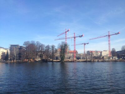Baukräne drehen sich überall in Treptow-Köpenick - wie hier in der Nähe der Köpenicker Altstadt wird neu gebaut.