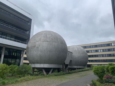 Um die isothermischen Kugellabore in Adlershof ist inzwischen ein reiche Wirtschaftslandschaft entstanden.