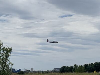 Im Landeanflug zum BER in Schönefeld. Viele Menschen klagen über Fluglärm.