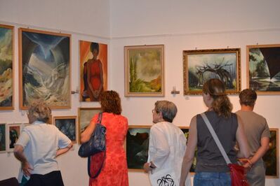 Besucher bei der Ausstellungseröffnung