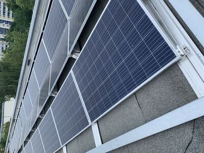 Die neue Solaranlage auf dem Emmy-Noether-Gymnasium gehört zu den acht neuen Anlagen der Berliner Stadtwerke.