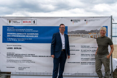 Mit SPD-Abgeordnetenhauskandidatin Dunja Wolff beim Baustart im Strandbad Müggelsee.