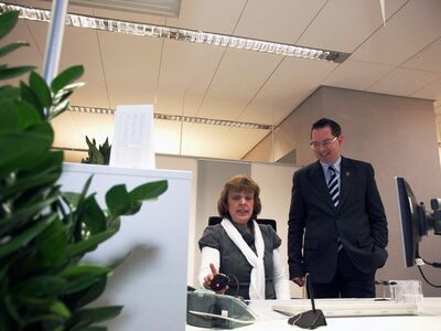 Frau Fuchs und Herr Igel im renovierten Bürgeramt (Foto: Ralf Drescher).