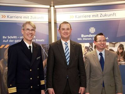Fregattenkapitän Ulrich Karsch, Staatssekretär Stéphane Beemelmans, Oliver Igel (Foto: Ralf Drescher)