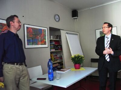 Bei der Buchvorstellung in Baumschulenweg mit Autor Frank Theves (links)