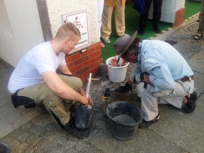 Verlegung des Stolpersteins für Emilie Cohn vor dem Haus Alt-Köpenick 34.